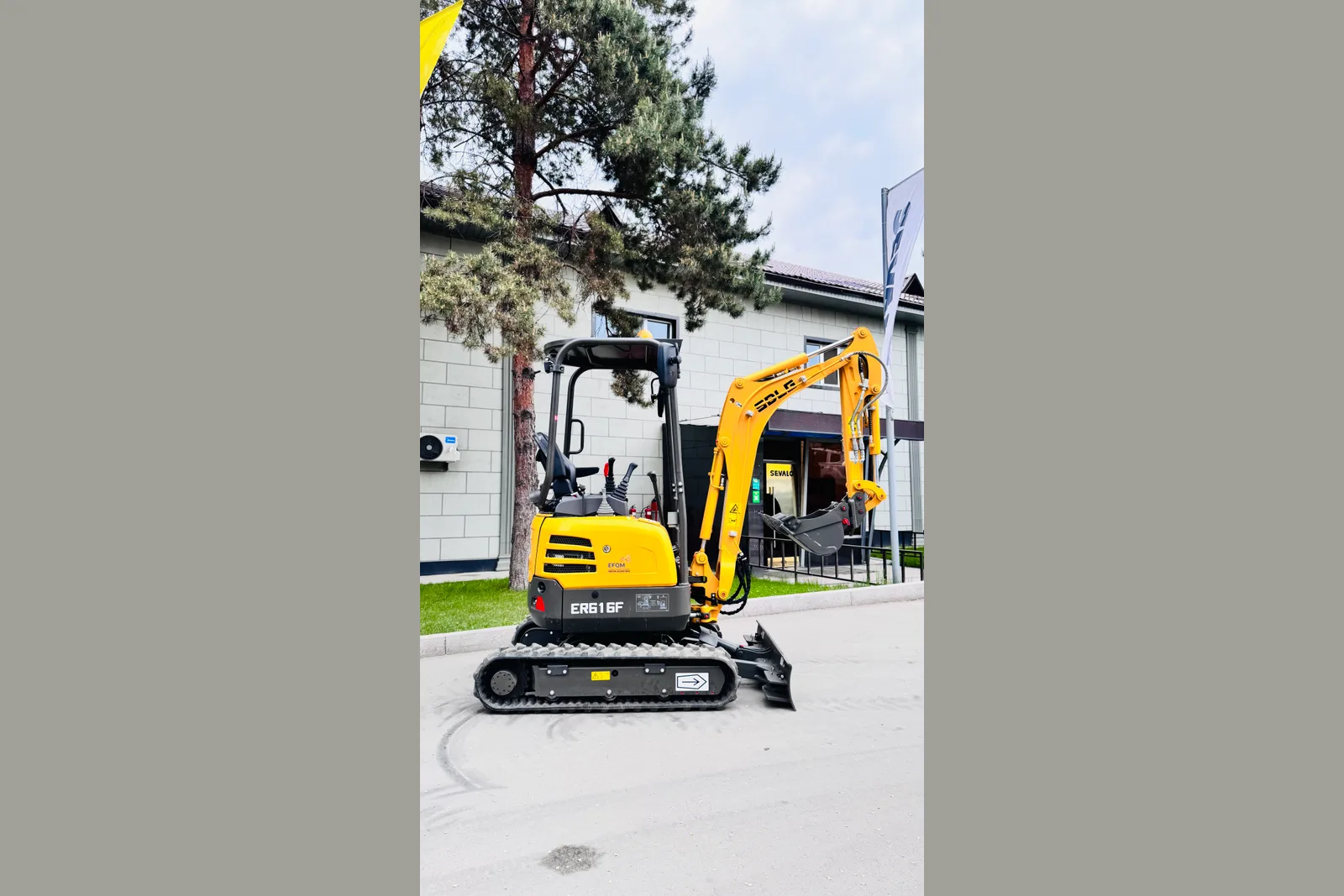 Гусеничный экскаватор SDLG E616 F